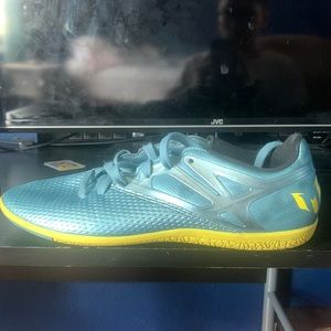 I’m selling a boys youth Messi 15.3 shoes